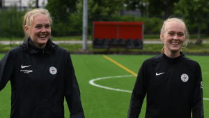 Alice Wiksten och Minea Lassas njuter av stämningen i PK-lägret. Alice Wiksten och Minea Lassas i PK-35:s träningar.