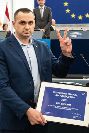 Oleg Sentsov tar emot Sacharovpriset i EU-parlamentet i Strasbourg. Oleg Sentsov tar emot Sacharovpriset i EU-parlamentet i Strasbourg