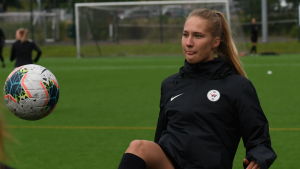 Olivia Kåhre håller tungan rätt i mun. Olivia Kåhre med ögonen på bollen under PK-35:s träningar.