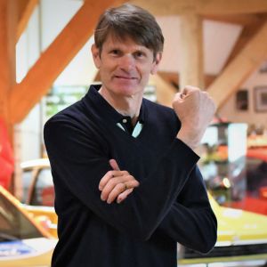 Bosse demonstrerar hur det gick till då han gav sin berömda intervju "up in the ass of Timo". Marcus Grönholm demonstrerar rörelsen han gestikulerade i den legendariska intervjun "up in the ass of Timo".