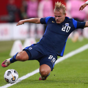 Joel Pohjanpalo skadades i Nations League-matchen mot Bulgarien den 15 november. Joel Pohjanpalo kämpar om bollen.