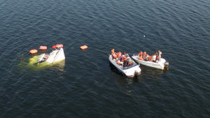 Passagerare räddas från den sjunkande båten. M/s Mässkär sjunker utanför Ådön i Jakobstad medan passagerarna räddas till andra båtar.