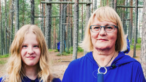 Linnea Säisä har besökt Soiva metsä ända sedan hon var liten. Nu är både hon och Anna-Liisa Helttunen i rollen som Ilmatar. Anna-Liisa är Linneas pappas moster. Bland kvinnorna i släkten Helttunen finns det flera Ilmatar. Anna-Liisa Helttunen ja Linnea Säisä pukeutuneina sinisiin kaapuihin ja toimittajat Nicke Aldén ja Hannamari Hoikkala Suomussalmen Soivassa Metsässä.