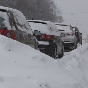 Bilar parkerade vid snövall
