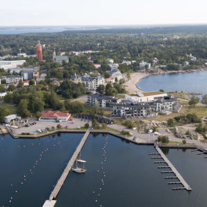 Flygbild över Hangö där man ser Fabriksudden, Östra hamnen och kustlinjen österut.