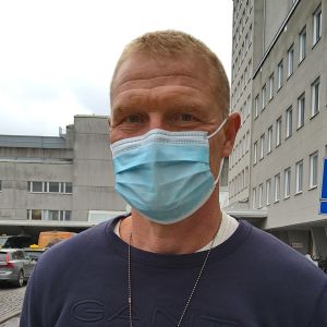 Man med kort ljust hår och munskydd står utanför Vasa centralsjukhus.