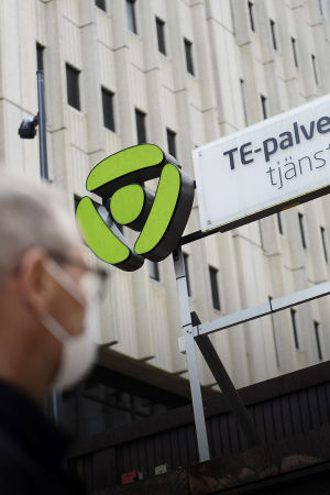 Asiakas menossa Helsingin Työllisyyden palvelutorille Pasilan TE-toimistoon 28. heinäkuuta 2020.