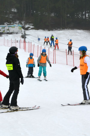 Skidskola i slalombacken