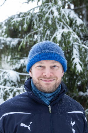 Sampo Terho Porkkalanniemellä lumisessa maisemassa