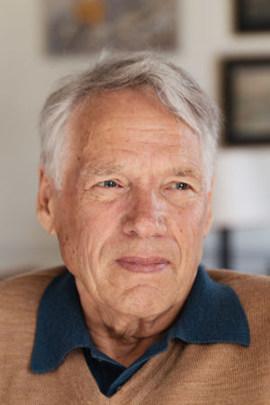 Diplomaatti Tapani Brotherus kotonaan Helsingissä 29.3.2019. Brotherus pelasti vaimonsa Lysan kera n. 2000 chileläistä Chilessä sotilasvallankaappauksen aikan 1973.