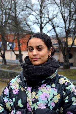 Nayab lider smått av katastroftankar så tanken på att starta från Åbo eller längre ifrån samma dag som slottsbalen äger rum kommer inte på fråga. en kvinna med pakistanskt ursprung står på en bron invid aura å i höstväder iklädd svart tjock halsduk och blommig tjock jacka.