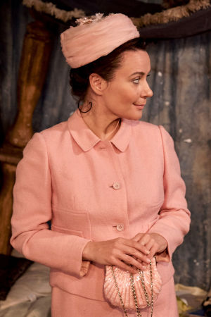 Ella Pyhältö som Jacqueline Onassis. Foto från Konsten att falla på Teater Jurkka.