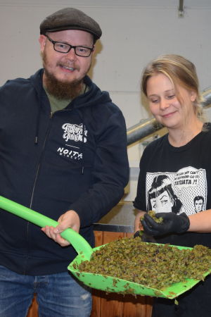 Jari Leinonen är mannen bakom vineriet och bryggeriet i Fiskars. Det är det första urbana vineriet i Finland. Druvorna importeras och produkten får inte kallas för vin eftersom Finland inte är ett vinproducerande land. Naturvinet som tillverkas i Fiskars går till 90 procent på export medan största delen av ölen säljs i hemlandet. En stor del av marknadsföringen sker på sociala medier. En man och en kvinna med en stor spade med vindruvor.