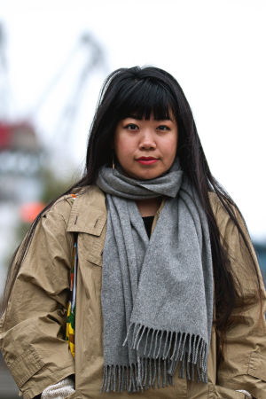 Porträtt på Minori Yoshida som står i en hamn i Helsingfors