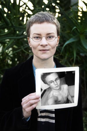 Nita esittelee vanhaa kuvaa itsestään.