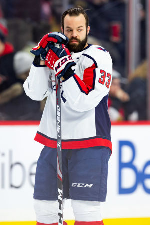 Radko Gudas i Washingtons tröja. Radko Gudas i Washingtons tröja.