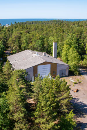 I den här byggnaden från gruvtiden restaurerar Heikki Kauppinen och hans medarbetare båtar. Båthall på Jussarö