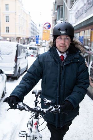 Jussi Hauta-aho taluttaa pyörää