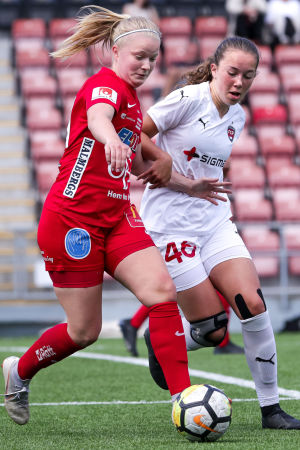 Rebecka Mannström har bytt spelposition under sin tid i Örebro och det har gjort att hon utvecklats som spelare. Rebecka Mannström iklädd röd spelardräkt kämpar om bollen under en fotbollsmatch.