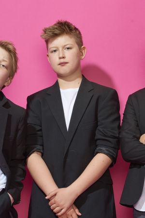 Loke, Alvar och Wilson poserar självsäkert.