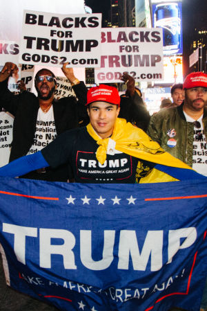 Trump-anhängare i feststämning på Times Square i New York.