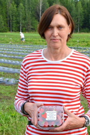 Anne Uljas säger att familjens odling är ganska liten och att kunderna oftast själva kommer till gården för att hämta sina bär. Anne Uljas.
