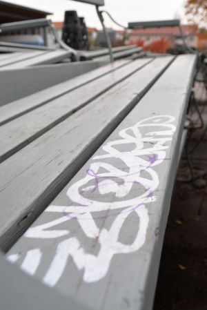 Irriterande klotter. En av de tiotals parkbänkar som måste putsas innan den läggs i vinterförvar. parkbänk med klotter