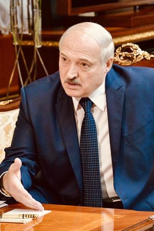 Aleksandr Lukasjenko. Belarus omtvistade president Aleksandr Lukasjenko sitter självsäkert i soffan.