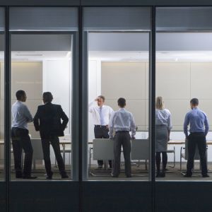 Bild av människor i en kontorbyggnad.