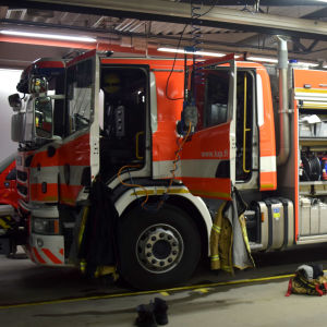 En brandbil i en brandstation.