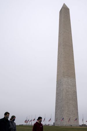 Turister kan inte längre besöka Washingtonmonumentet - det har spärrats av till och med den 24 januari. De grupper som stormade Capitolium anses utgöra ett för stort hot. Washingtonmonumentet i januari. I förgrunden syns människor med munskydd.