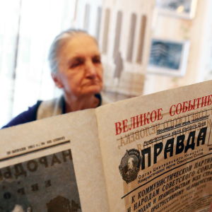 En rysk pensionär läser tidningen Pravda.