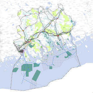 Östra Nylands etapplandskapsplan. De två förslagen till ny järnväg syns i grått. Förslaget som skulle gå längs kusten har redan en ungefärlig sträckning, medan Kouvolaförslaget bara är ett rakt streck. Blått står för skyddsområde.: karta över östra nylands etapplandskapsplan