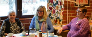 Gunhild Lindström, Hannele Alho och Rose Nyström Gunhild Lindström, Hannele Alho och Rose Nyström sitter kring ett kaffebord.