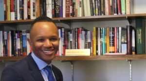 Forskaren James Jones säger att valet av Obama av många afroamerikaner uppfattades som en inbjudan att få vara en del av den viktigaste aspekten av amerikansk demokrati. Forskaren James Jones i sitt arbetsrum på Rugers University, New Jersey.