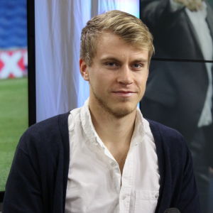 Rasmus Schüller har spelat nio landskamper under ledning av Mixu Paatelainen. Rasmus Schüller medverkade i Sporthörnan som behandlade EM-kvalet i fotboll.