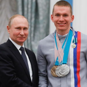 Vladimir Putin och Alexander Bolsjunov skakar hand och ser nöjda ut.