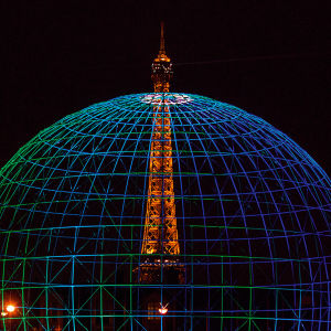 Unescon pääkonttori Pariisissa ja Eiffeltorni valotaiteilija Kari Kolan sinisessä valossa.