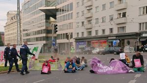 Polisen använde pepparspray under en klimatdemonstration i Kajsaniemi i Helsingfors den 3 oktober 2020. Demonstration i Helsingfors 3.10.2020