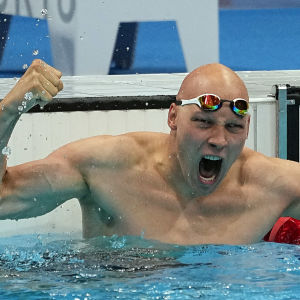 Matti Mattsson jublar och håller upp händerna i vattnet för att fira brons i OS.