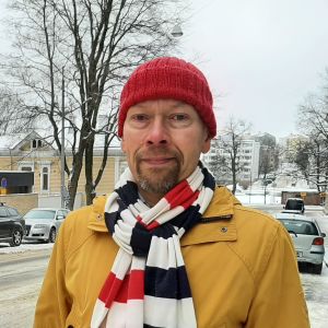 Tapio Karvonen står utomhus i Åbo i februari.