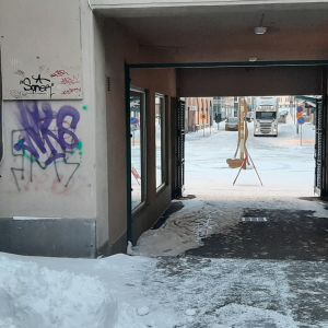 Hus med graffitti på. 
