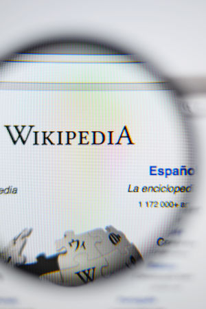 Wikipedia logo ja suurennuslasi