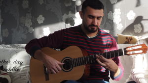Munther har snart varit ett år i Finland. Munther spelar gitarr för Satu och Yousif.