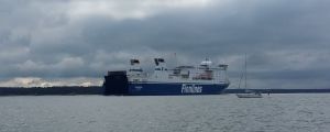 Finnswan möter många olika fartyg och mindre båtar på sin rutt. M/S Finnswan och en segelbåt möts på Erstan.