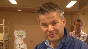 Anders H Byggmästar. Anders Byggmästar och Marika Lassfolk i vallokalen i Vestersundsby skola.