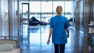 Enligt rapporten är personalen engagerad men känner sig oförmögen att göra sitt jobb så som de vill. Arkivbild. En sjukskötare går genom ett sjukhus.