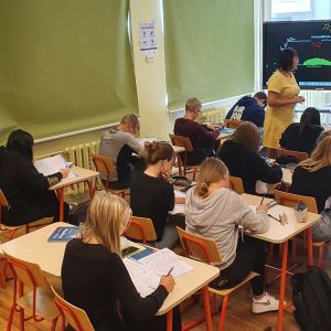 Läraren Epp Tähe rör sig bland eleverna när hon undervisar i den estniska skolan Kose Gümnaasium.