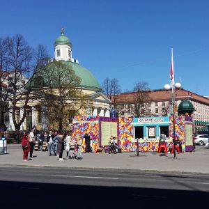 Biljetter till Ruisrock-festivalen säljs i en kiosk på Salutorget i Åbo.