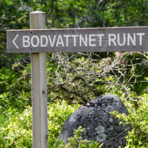 Skylt för Bodvattnet runt - vandringsled i Korsholms skärgård.